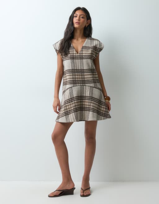 ASOS DESIGN vestito corto grembiule con scollo a V e fondo con volant a quadri marroni, 4 di 5
