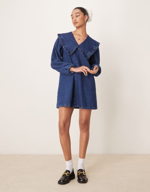 ASOS DESIGN - Vestito corto in denim blu lavaggio medio con colletto oversize