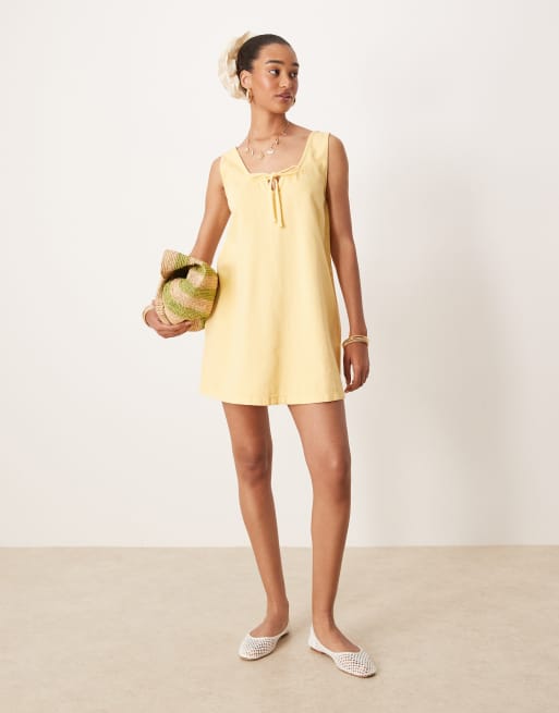 ASOS DESIGN - Vestito corto in denim color latticello con scollo rotondo e fiocco sul davanti
