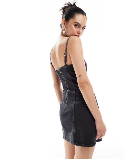 ASOS DESIGN - Vestito corto in denim nero slavato con finiture in metallo, 4 di 4