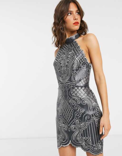 ASOS DESIGN - Vestito corto in ecopelle PU con ricamo e dettaglio smerlato 