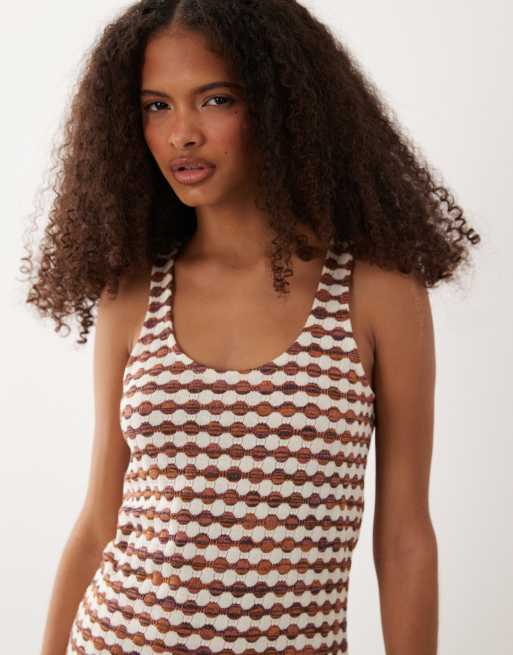 ASOS DESIGN - Vestito corto in jersey all'uncinetto marrone e crema a quadretti con scollo rotondo e volant, 3 di 4