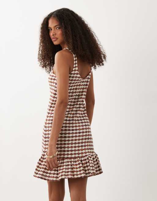 ASOS DESIGN - Vestito corto in jersey all'uncinetto marrone e crema a quadretti con scollo rotondo e volant, 4 di 4