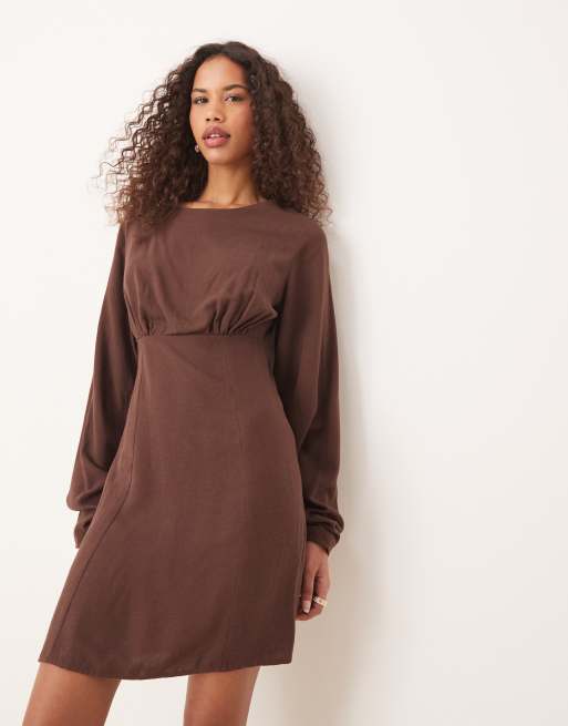 ASOS DESIGN - Vestito corto in misto lino color cioccolato con maniche cocoon