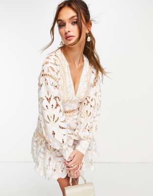 ASOS DESIGN - Vestito corto in pizzo a fiori con fondo peplo e finiture a contrasto