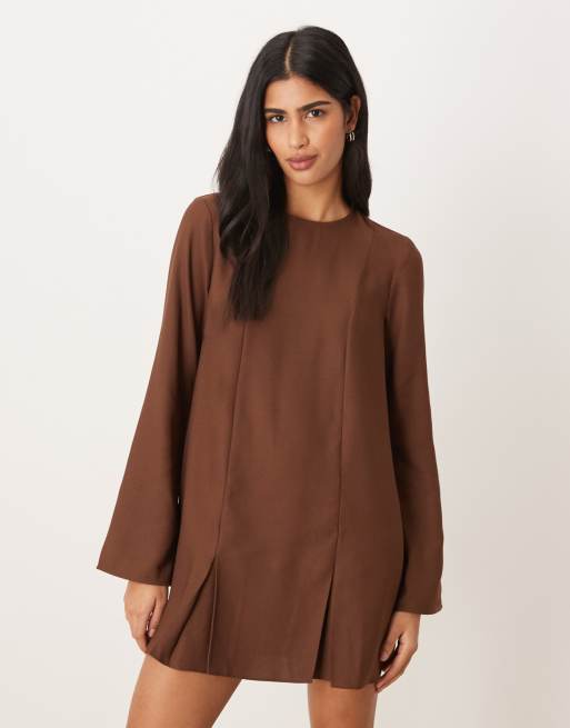 ASOS DESIGN - Vestito corto in raso color cioccolato a maniche lunghe con godet