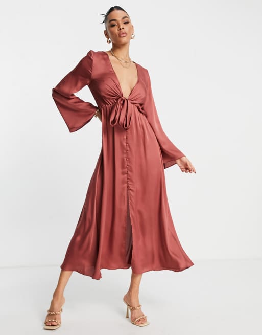ASOS DESIGN - Vestito corto in raso color ruggine allacciato davanti