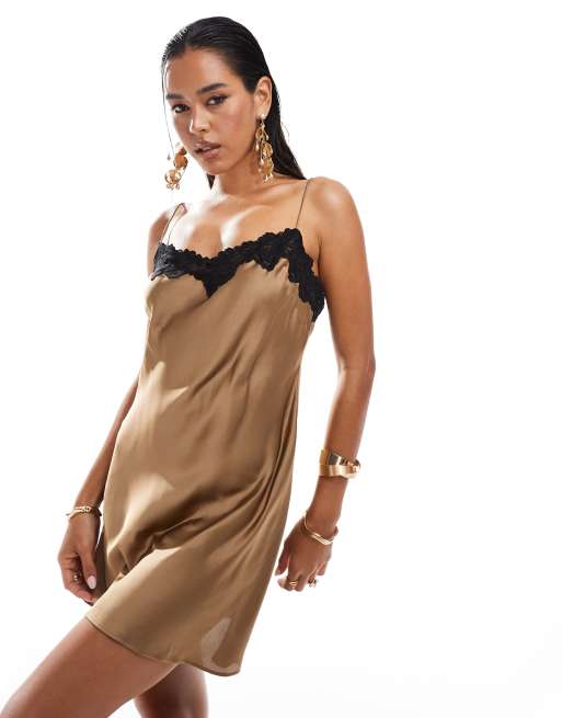 ASOS DESIGN - Vestito corto in raso marrone con spalline sottili e dettaglio in pizzo