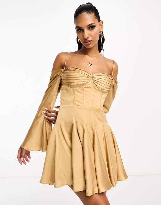 ASOS DESIGN - Vestito corto in raso oro drappeggiato stile corsetto con spalle scoperte e gonna godet