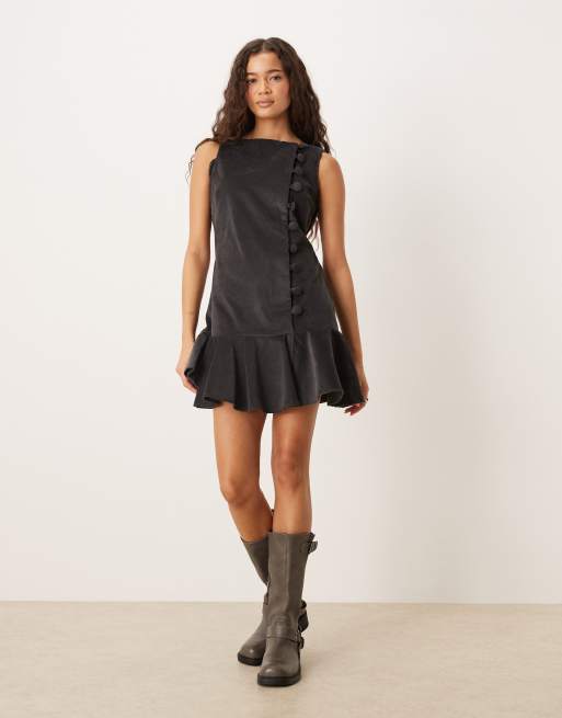 ASOS DESIGN - Vestito corto in tessuto a coste color antracite con scollo a barchetta, vita scesa e bottoni asimmetrici