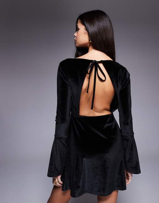 ASOS DESIGN - Vestito corto in velluto nero con schiena scoperta, maniche svasate e scollo a barchetta, 3 di 4