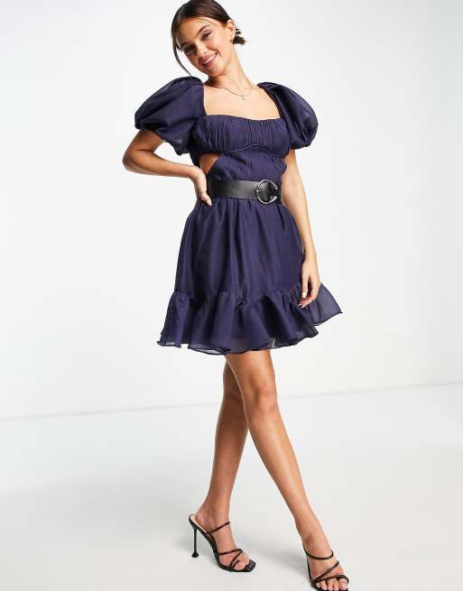 ASOS DESIGN - Vestito corto in voile con corpetto a pieghe e cintura in ecopelle PU 
