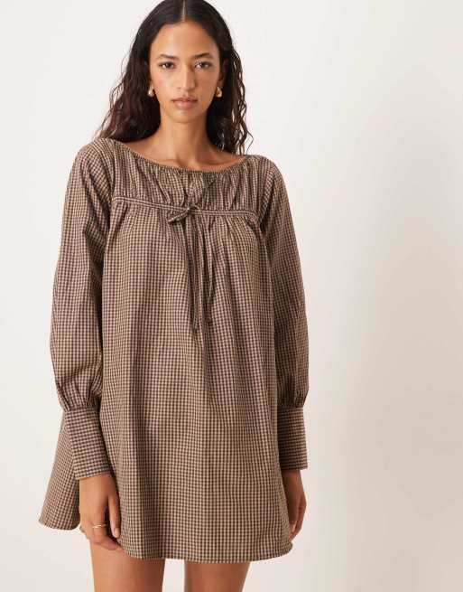 ASOS DESIGN - Vestito corto marrone a quadri con dettaglio raccolto e maniche a campana