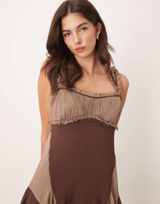 ASOS DESIGN - Vestito corto marrone con maniche ad aletta, fondo a volant e nastri a contrasto, 3 di 4