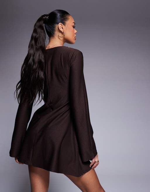 ASOS DESIGN - Vestito corto marrone con maniche lunghe svasate e dettaglio ad anello, 2 di 4