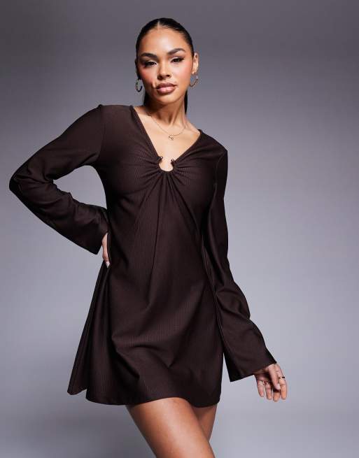 ASOS DESIGN - Vestito corto marrone con maniche lunghe svasate e dettaglio ad anello, 3 di 4