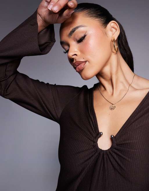ASOS DESIGN - Vestito corto marrone con maniche lunghe svasate e dettaglio ad anello, 4 di 4