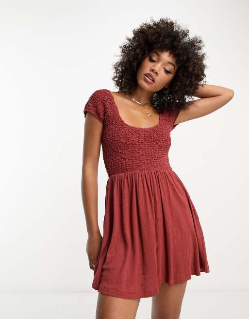 ASOS DESIGN - Vestito corto marrone in tessuto stropicciato arricciato con scollo rotondo e maniche ad aletta