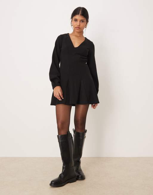 ASOS DESIGN - Vestito corto morbidissimo con corpino aderente, scollo a V e gonna svasata nero, 2 di 4