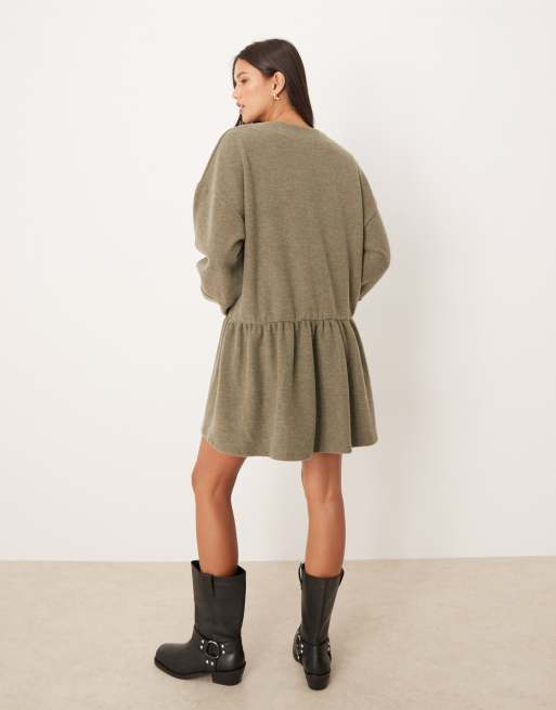 ASOS DESIGN - Vestito corto morbidissimo kaki con vita scesa e davanti a V, 4 di 4