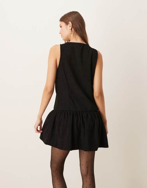 ASOS DESIGN - Vestito corto nero in velluto a coste con vita scesa, scollo a barchetta e bottoni, 3 di 4