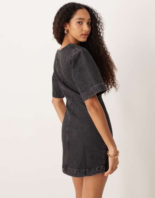 ASOS DESIGN - Vestito corto nero slavato in denim con scollo a V accollato, 3 di 4