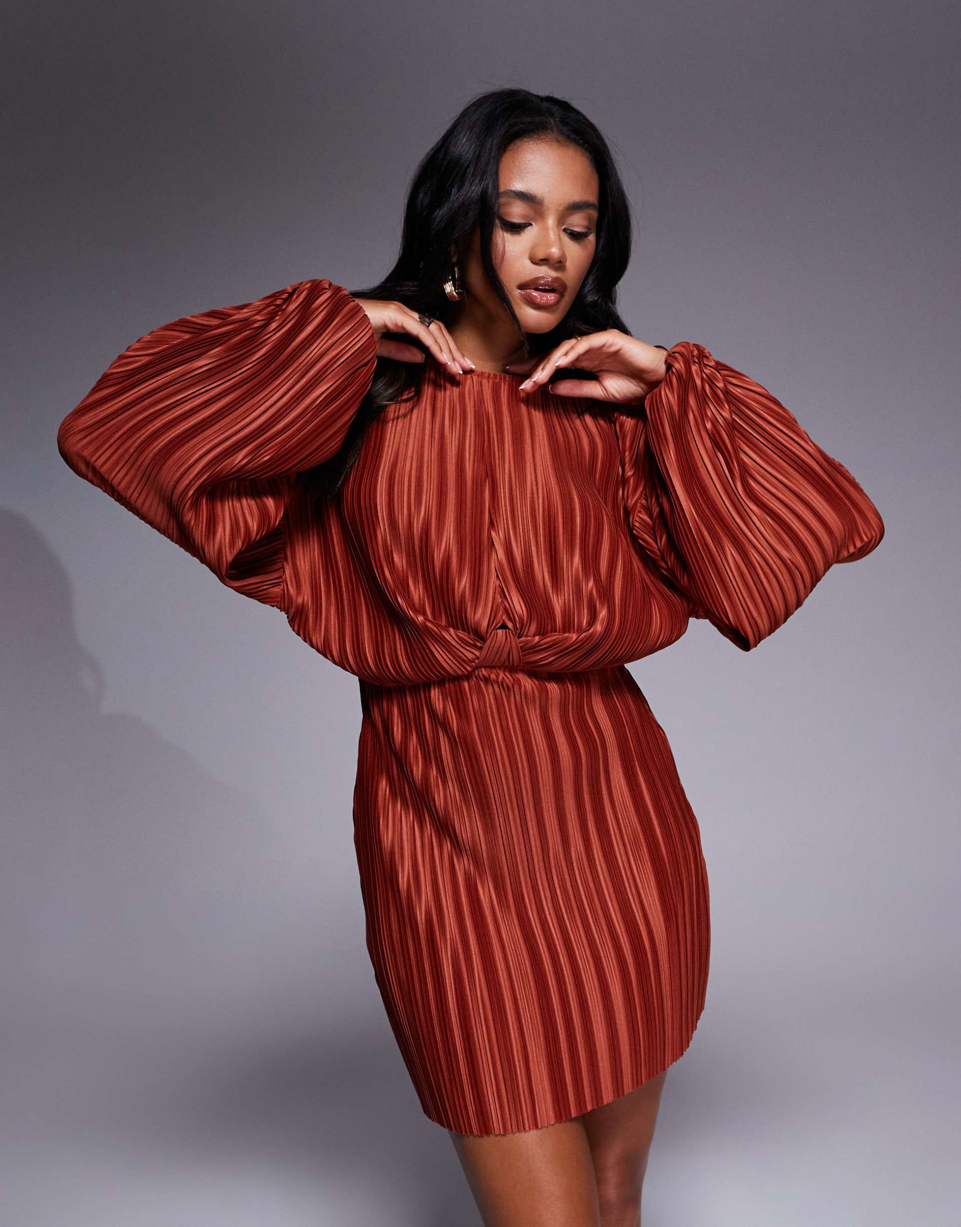 ASOS DESIGN - Vestito corto plissé color ruggine con maniche a campana