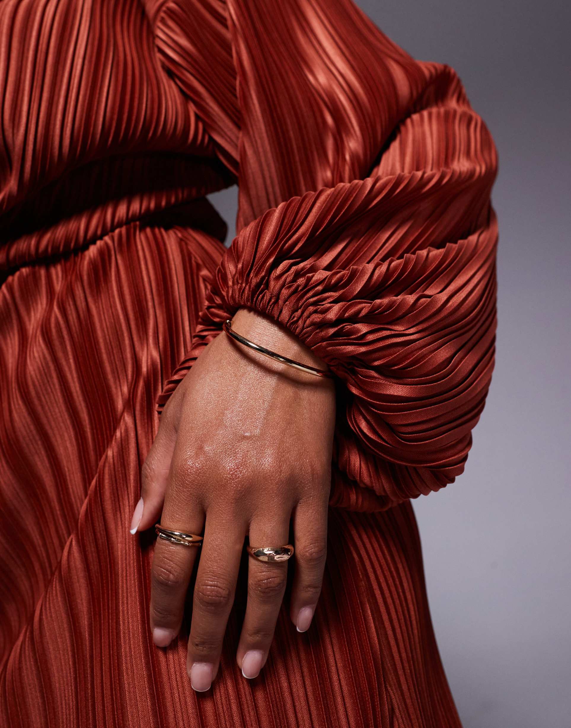 ASOS DESIGN - Vestito corto plissé color ruggine con maniche a campana