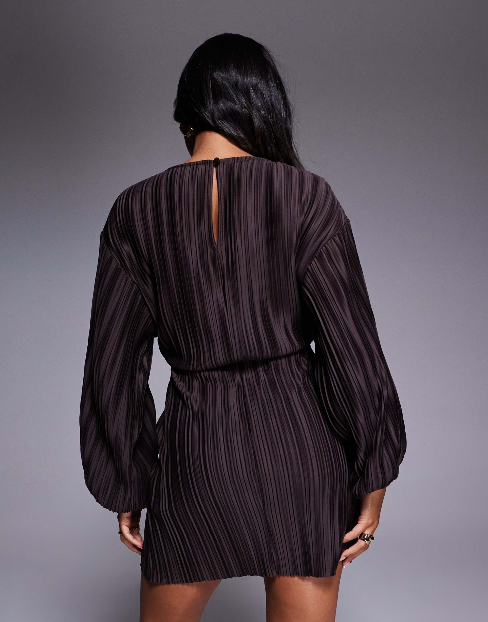 ASOS DESIGN - Vestito corto plissé con maniche a campana color cioccolato