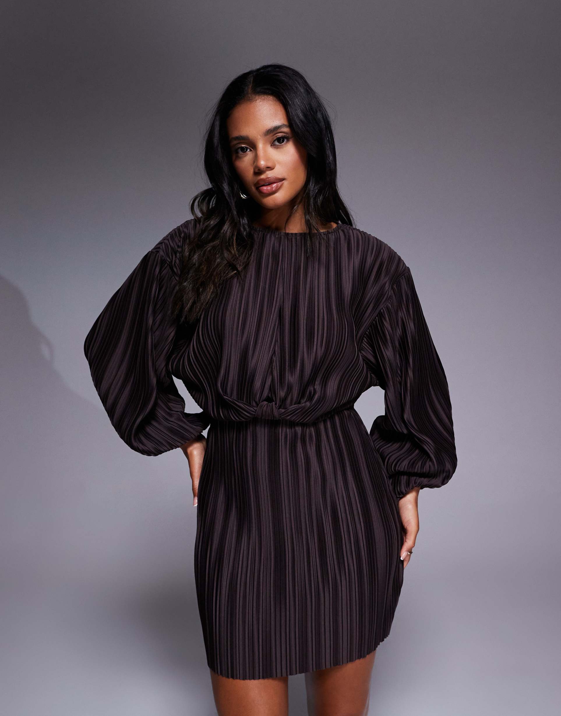 ASOS DESIGN - Vestito corto plissé con maniche a campana color cioccolato