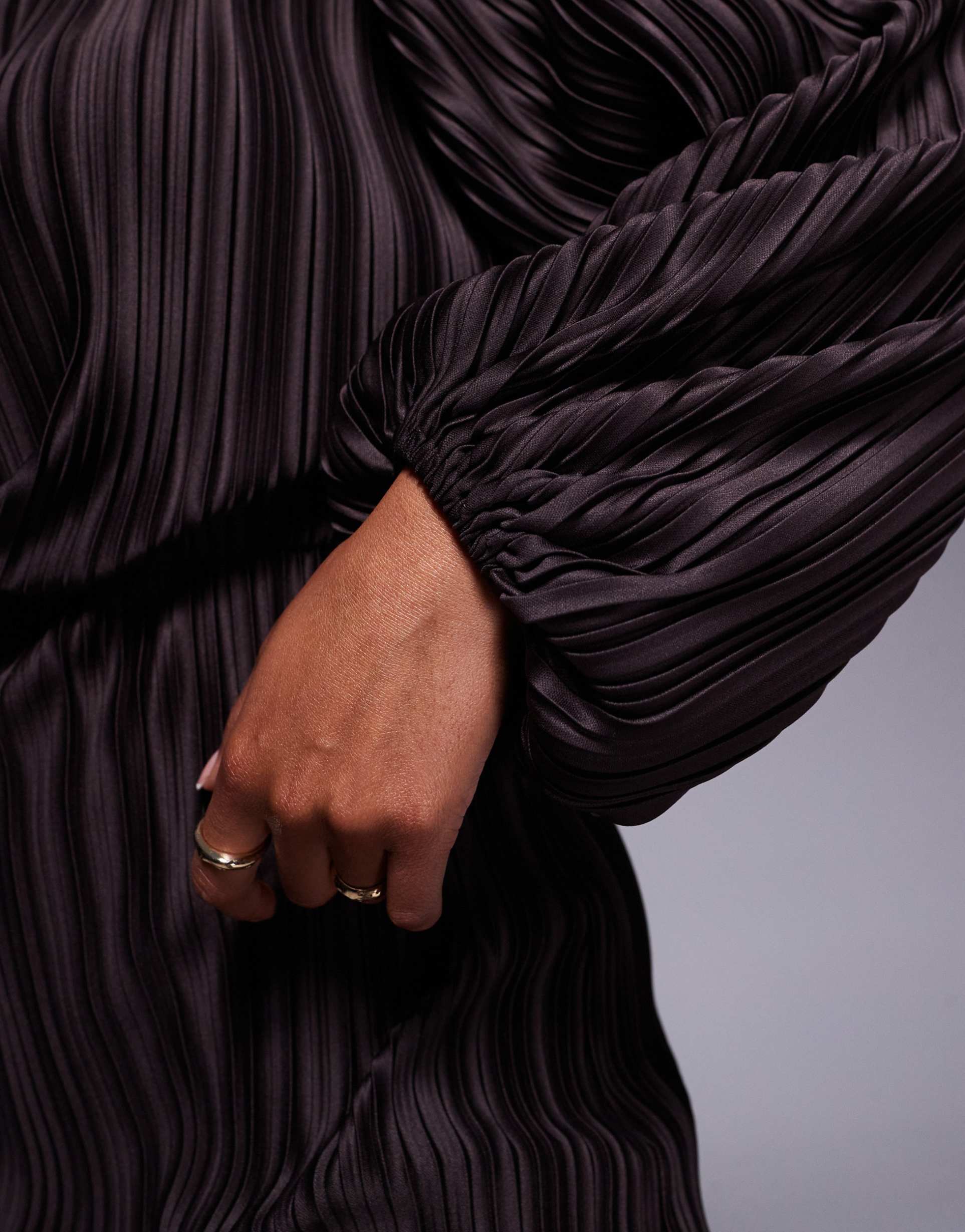 ASOS DESIGN - Vestito corto plissé con maniche a campana color cioccolato