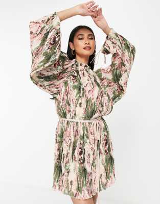 ASOS DESIGN - Vestito corto plissé con maniche a campana, dettaglio con laccetti e stampa a fiori romantici