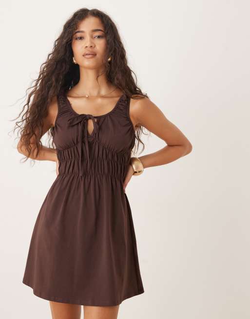 ASOS DESIGN - Vestito corto rustico color cioccolato con bustino arricciato