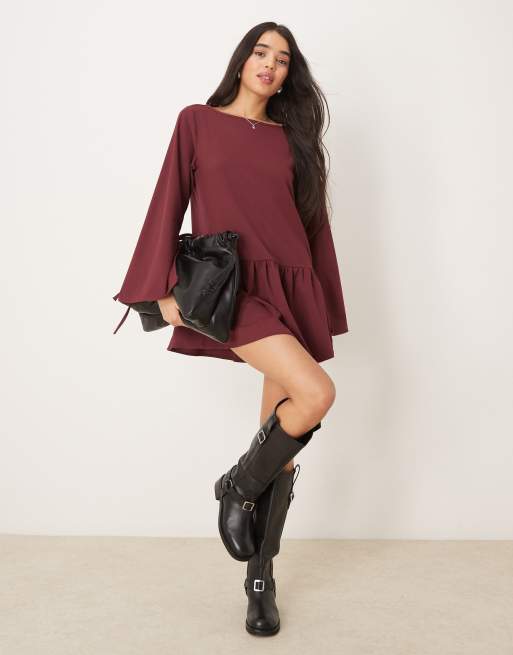 ASOS DESIGN - Vestito corto sartoriale bordeaux con corpino aderente e gonna svasata