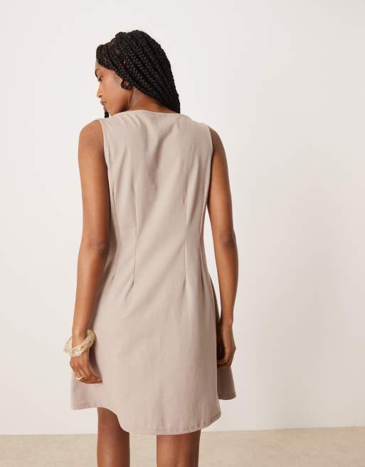 ASOS DESIGN - Vestito corto senza maniche color fungo con cuciture, 2 di 4