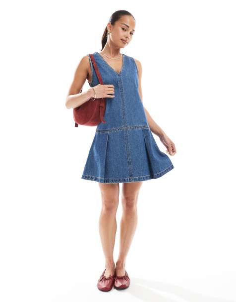 ASOS DESIGN - Vestito corto senza maniche in denim blu lavaggio medio con vita scesa a pieghe - view 1