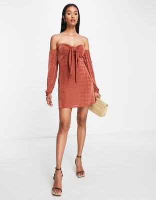 ASOS DESIGN - Vestito corto sinuoso color ruggine con allacciatura sul davanti e scollo Bardot