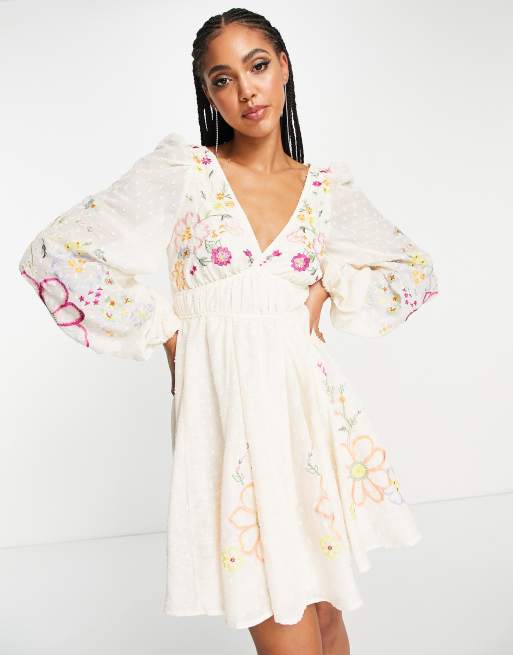 ASOS DESIGN - Vestito corto skater con scollo a V con godet a fiori vivaci ricamati
