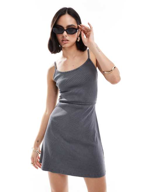 ASOS DESIGN - Vestito corto stile skater allacciato in vita color grigio slavato con spalline sottili