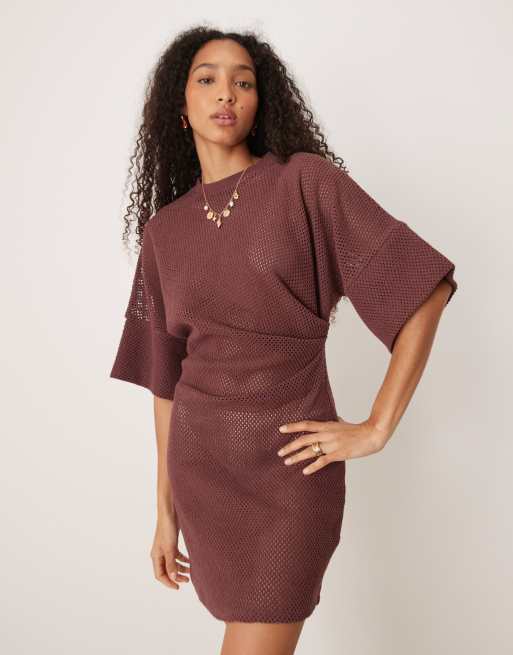 ASOS DESIGN - Vestito corto stile T-shirt all'uncinetto color cioccolato con pieghe