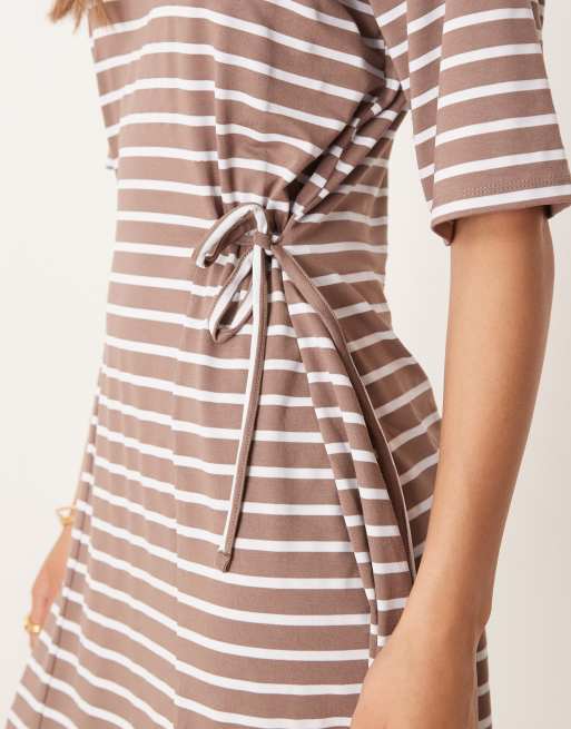 ASOS DESIGN - Vestito corto stretto in vita marrone a righe con allacciatura laterale, 3 di 4