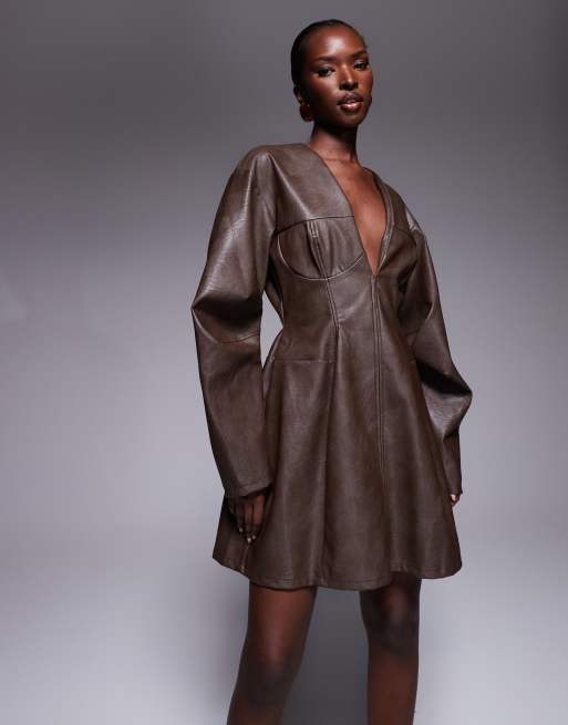ASOS DESIGN - Vestito corto strutturato in pelle sintetica color cioccolato con maniche cocoon e cuciture a vista