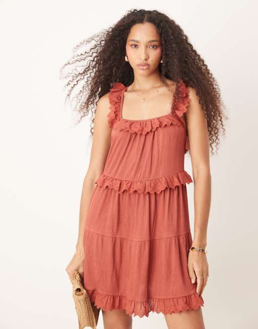 ASOS DESIGN - Vestito corto svasato a balze color ruggine con inserti in pizzo e volant