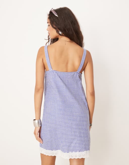 ASOS DESIGN - Vestito corto svasato a quadretti blu navy con orlo in pizzo sangallo, 4 di 4