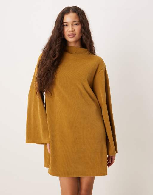 ASOS DESIGN - Vestito corto svasato con maniche ampie in velluto a coste color senape