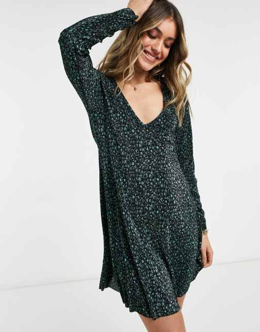 ASOS DESIGN - Vestito corto svasato plissé con scollo a V nero a fiori verde bosco