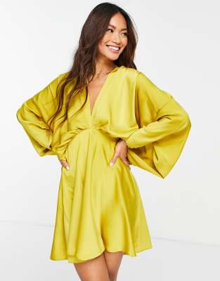 ASOS DESIGN - Vestito corto taglio sbieco con maniche ad ali di pipistrello in raso color oro