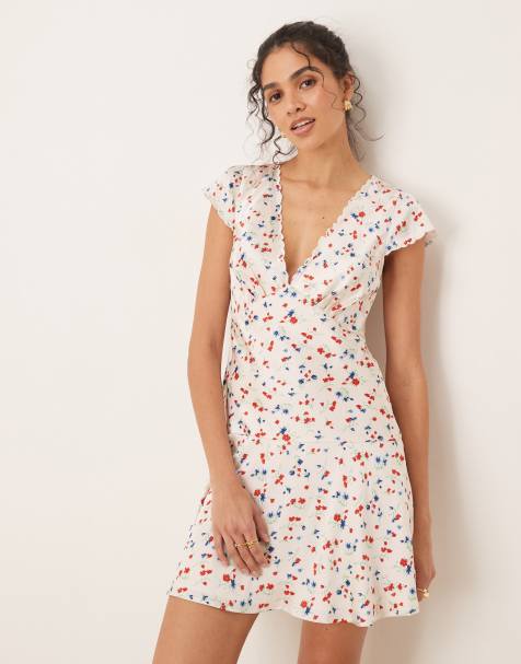ASOS DESIGN - Vestito corto vaporoso in raso a fiorellini con finiture smerlate - view 1