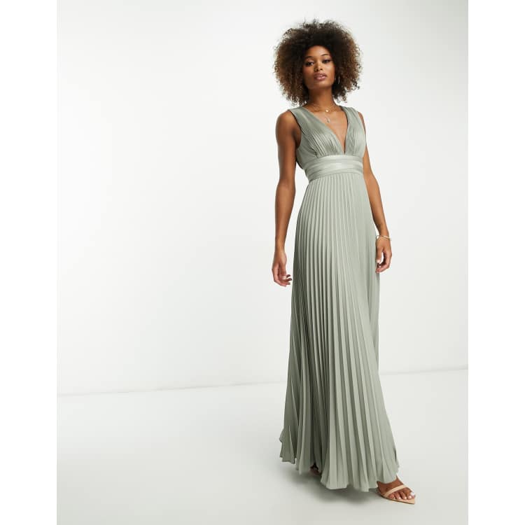 ASOS DESIGN Vestito da damigella lungo a pieghe in raso verde oliva con spalline sottili e vita avvolgente ASOS