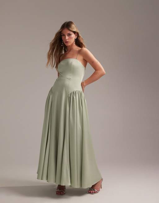 ASOS DESIGN - Vestito da damigella verde chiaro con spalline sottili, gonna al polpaccio, dettagli allacciati e vita scesa